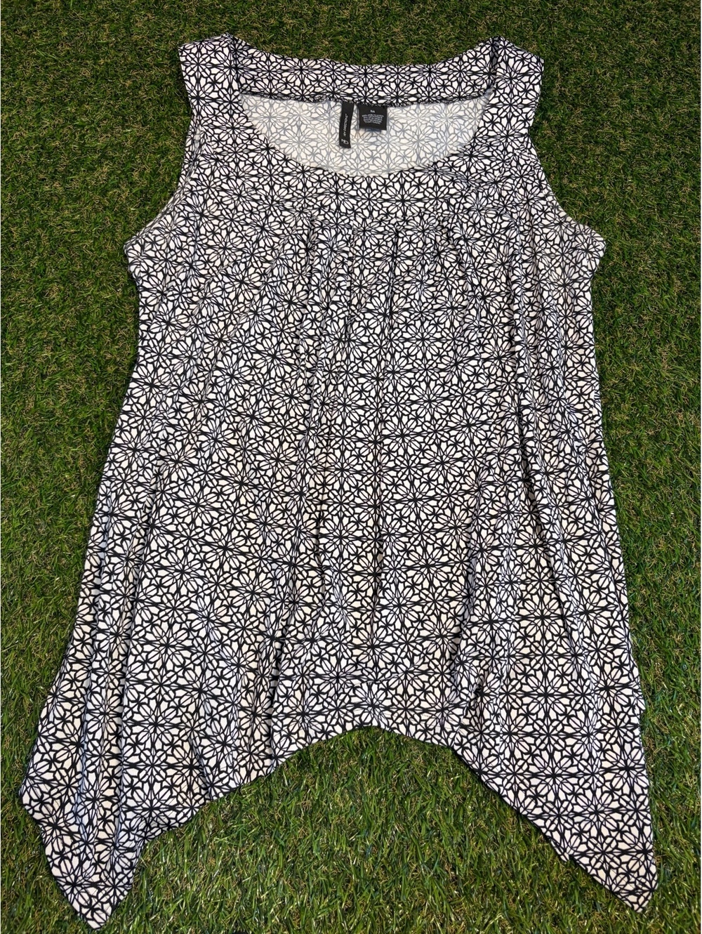 New Directions Black and White Sleeveless Patterned Top Size
